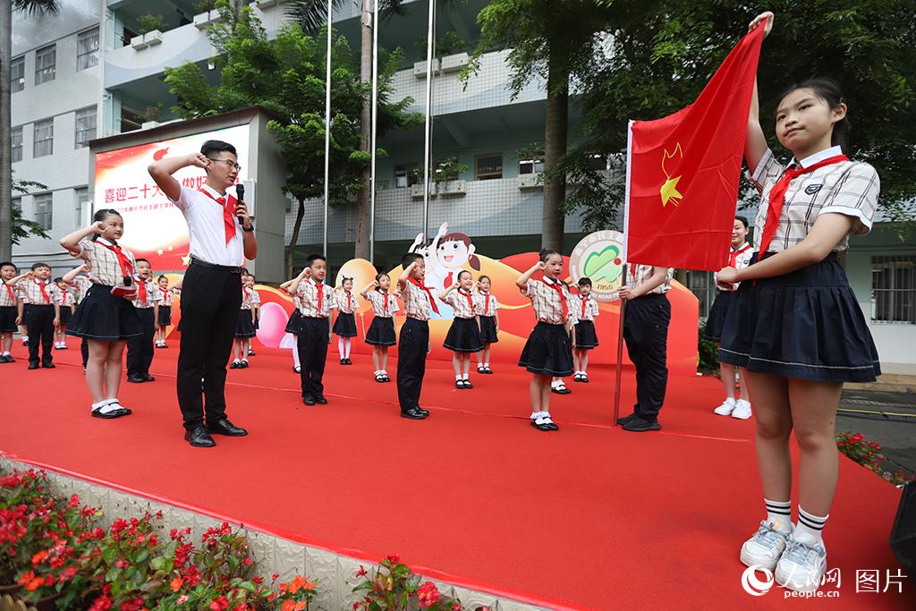 5月31日，在廣西壯族自治區(qū)南寧市民主路小學(xué)，學(xué)校大隊(duì)輔導(dǎo)員帶領(lǐng)少先隊(duì)員呼號(hào)。人民網(wǎng)記者 嚴(yán)立政攝