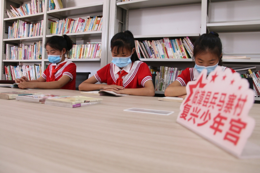 河北省臨漳縣柏鶴集鄉(xiāng)兵馬寨村復(fù)興少年宮，孩子們?cè)陂営[室讀書(shū)。 申志好攝