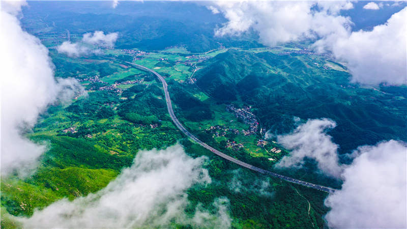 湖南省常寧市廟前鎮(zhèn)泉井村，云霧繚繞，青山蒼翠，公路蜿蜒，秀美如畫。周秀魚春攝