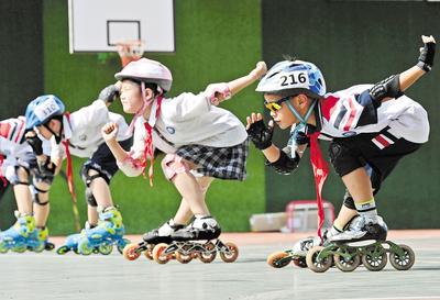 6月23日，邯鄲市邯山區(qū)實(shí)驗(yàn)小學(xué)的學(xué)生在練習(xí)輪滑。 當(dāng)日是國(guó)際奧林匹克日，該小學(xué)開(kāi)展了“我運(yùn)動(dòng)、我健康、我快樂(lè)”為主題的體育活動(dòng)，通過(guò)足球、籃球、武術(shù)、輪滑、擊劍等運(yùn)動(dòng)，讓學(xué)生們享受運(yùn)動(dòng)健身的快樂(lè)，感受運(yùn)動(dòng)的魅力。 河北日?qǐng)?bào)通訊員 郝群英攝