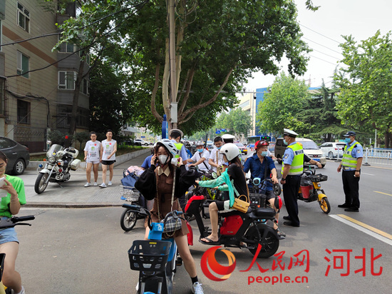 石家莊交警在查處非機(jī)動(dòng)車違章。人民網(wǎng)祝龍超攝