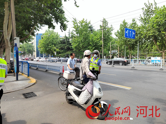 石家莊交警在查處非機(jī)動(dòng)車違章。人民網(wǎng)祝龍超攝