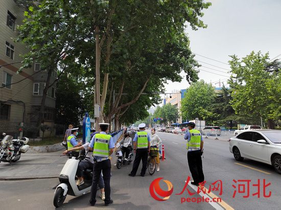 石家莊交警在查處非機(jī)動(dòng)車違章。人民網(wǎng)祝龍超攝