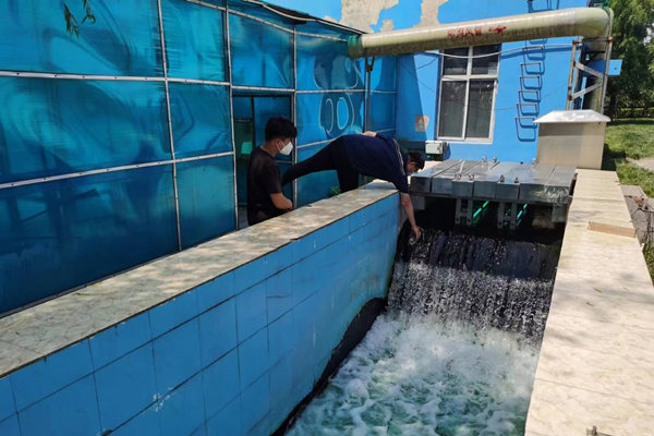 邯鄲市雞澤縣藍(lán)天污水處理廠員工正在出水口進(jìn)行水質(zhì)檢測(cè)。鄭佳欣攝