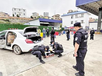 圖為民警對(duì)重點(diǎn)車輛是否攜帶毒品進(jìn)行檢查。省禁毒委供圖