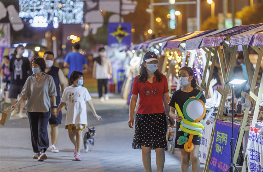 青年無限宇宙潮動市集匯聚眾多文創(chuàng)產(chǎn)品，豐富市民夜生活。王英浩攝