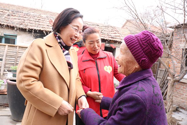 王桂英走訪已幫扶六年的齊陵街道北門村96歲孤寡老人孟秀英（左一為王桂英）