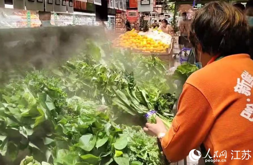 在大潤發(fā)長江北路店里，果蔬、肉蛋等生活必需品種類齊全，供應(yīng)充足，市民正有序選購。無錫市委網(wǎng)信辦供圖