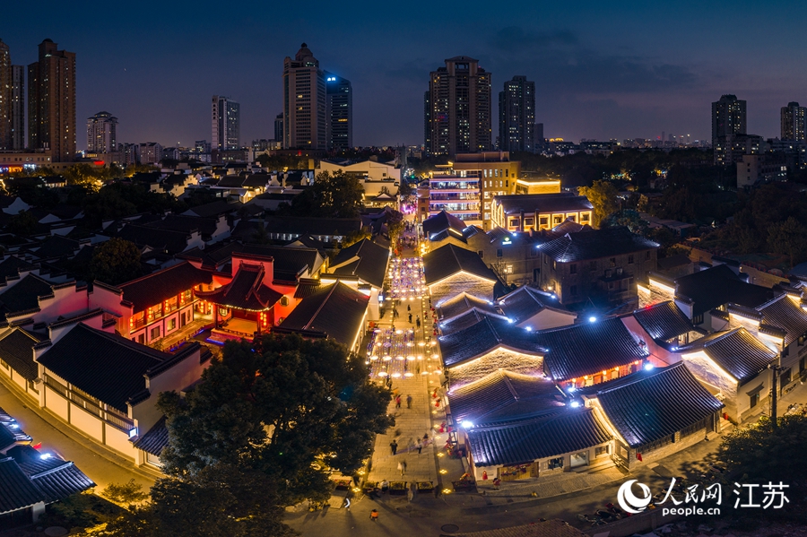 熙南里歷史文化休閑街區(qū)夜景。熙熙攝