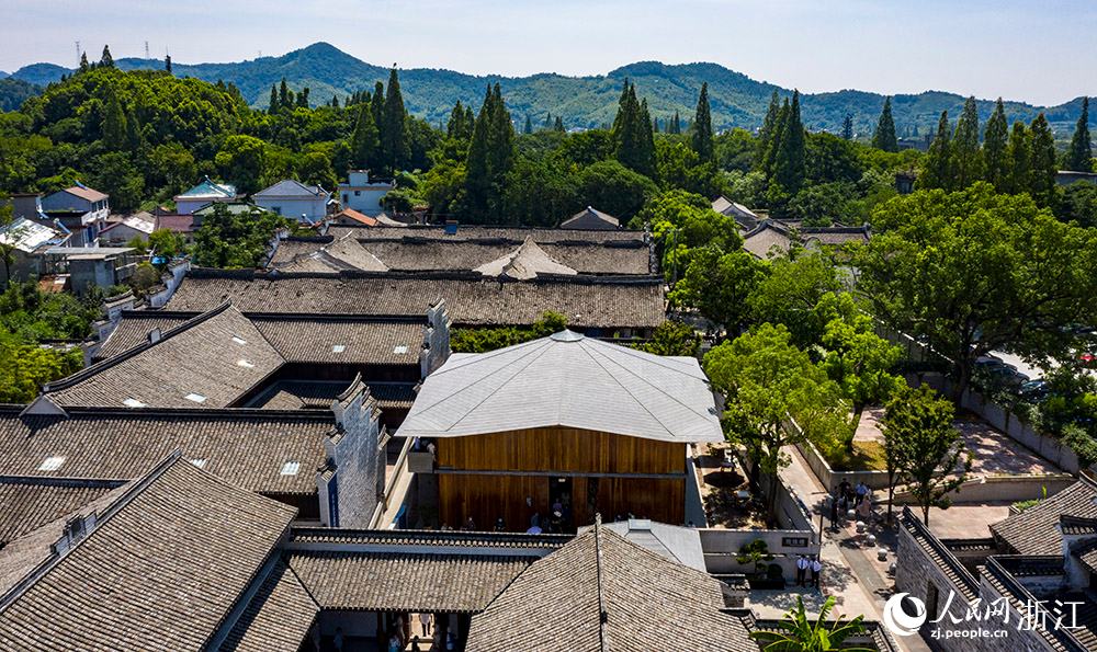 7月23日，空中俯瞰位于寧波市江北區(qū)慈城鎮(zhèn)的抱珠樓。人民網(wǎng) 章勇濤攝