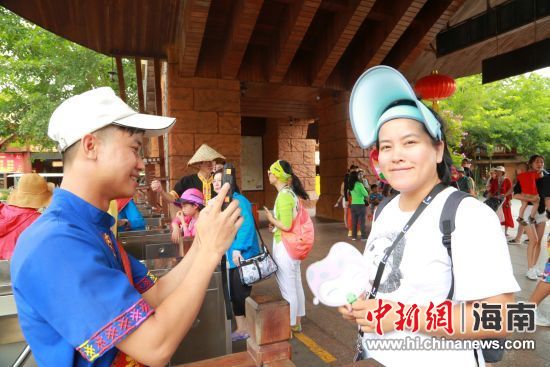 游客在景區(qū)專用通道體驗“海南旅游年卡”快捷服務(wù) 檳榔谷景區(qū)供圖