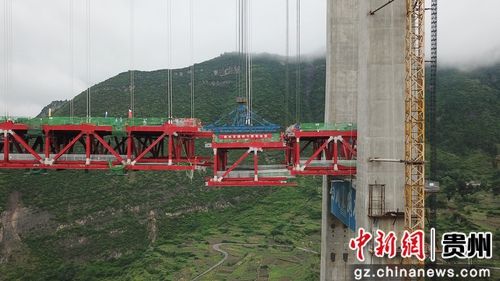 5月30日，貴州習(xí)水，世界山區(qū)峽谷第一高塔懸索橋——赤水河大橋最后一節(jié)鋼桁梁正在拼裝。赤水