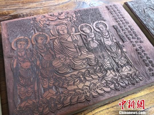 圖為創(chuàng)作的敦煌壁畫題材的雕刻作品?！⌒煅?攝