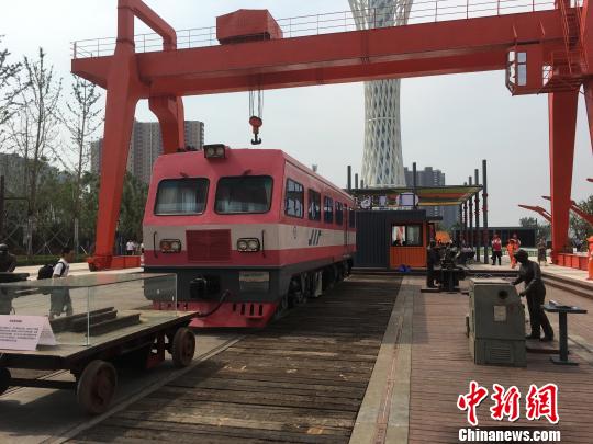 公園內(nèi)的火車車廂與貨場龍門吊等工業(yè)遺跡?！「呒t超 攝