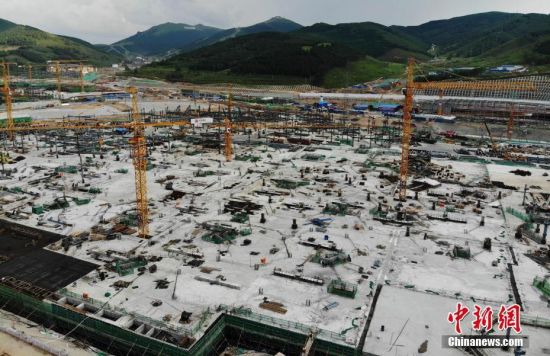 6月28日，航拍鏡頭下的河北張家口冬奧會(huì)太子城冰雪小鎮(zhèn)項(xiàng)目。太子城冰雪小鎮(zhèn)項(xiàng)目位于2022年冬奧會(huì)張家口賽區(qū)核心區(qū)，連接張家口賽區(qū)云頂和古楊樹(shù)兩個(gè)競(jìng)賽場(chǎng)館群，建成后將承擔(dān)賽時(shí)核心區(qū)配套保障功能，提供冬奧頒獎(jiǎng)、貴賓接待、交通換乘、休閑娛樂(lè)等服務(wù)，賽后將成為一座國(guó)際化四季度假小鎮(zhèn)。 中新社記者 楊艷敏 攝