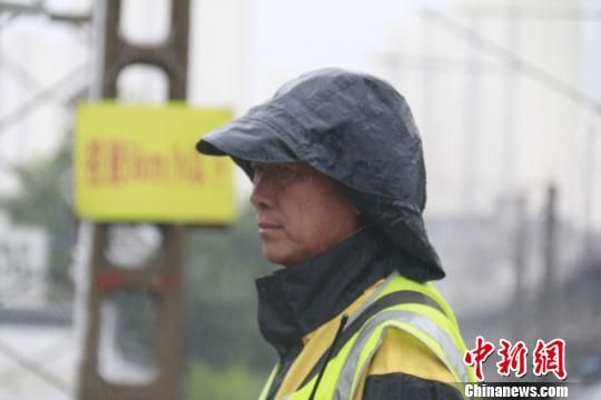 蘭州西工務(wù)段蘭州線路車間防護(hù)員雨中巡查。　王光輝 攝