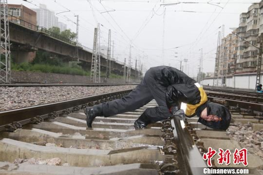 蘭州西工務(wù)段蘭州線路車間職工檢查線路幾何尺寸。　王光輝 攝