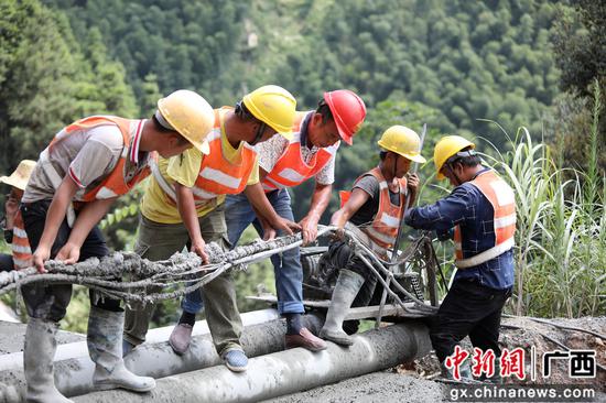 8月13日，融水苗族自治縣境內(nèi)的羅融二級(jí)公路施工路段，工人們正冒著37℃的高溫在進(jìn)行作業(yè)。