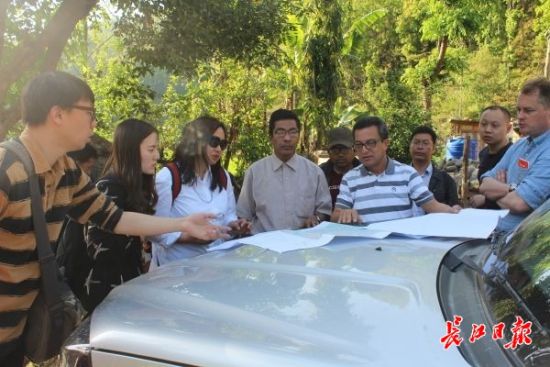 在尼泊爾，武漢市土地利用和城市空間規(guī)劃研究中心設(shè)計團隊現(xiàn)場踏勘。(武漢市土地利用和城市空間規(guī)劃研究中心 供圖)