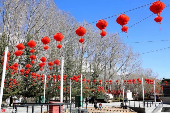 2月10日，古城拉薩宗角祿康公園紅彤彤的燈籠高掛，洋溢著濃郁的節(jié)日喜慶氛圍。