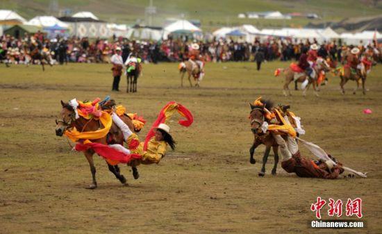 8月4日，四川理塘“八一”賽馬場上演一場精彩的馬術(shù)競技比賽，引來上萬民眾和游客觀賽。圖為牧民騎手進行五彩凌空競技。 中新社記者 劉忠俊 攝