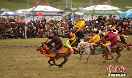 8月4日，四川理塘“八一”賽馬場上演一場精彩的馬術(shù)競技比賽，引來上萬民眾和游客觀賽。 中新社記者 劉忠俊 攝