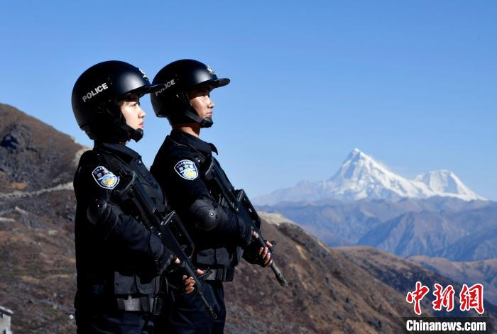 1月6日，移民警察在執(zhí)勤。　李林 攝