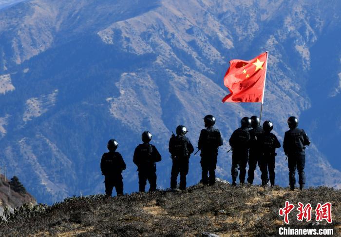 1月6日，移民警察在執(zhí)勤?！±盍?攝