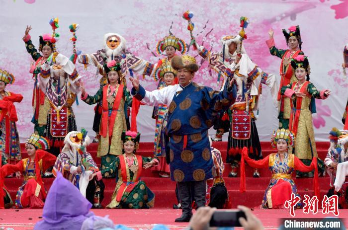 3月28日，西藏林芝第二十屆桃花旅游文化節(jié)開幕式上的文藝表演?！±盍?攝