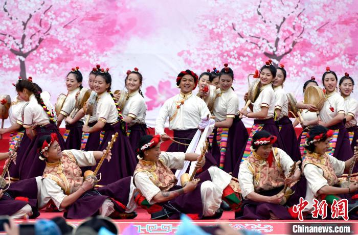 3月28日，西藏林芝第二十屆桃花旅游文化節(jié)開幕式上的文藝表演。　李林 攝