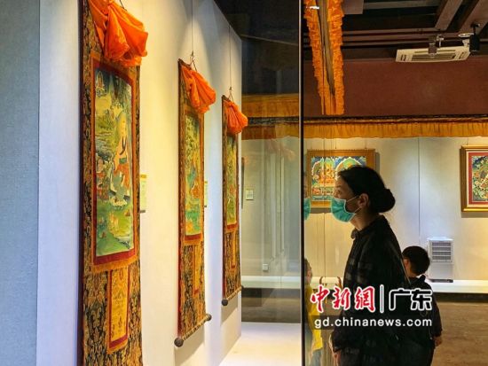 80余幅國家級(jí)非遺大師希熱布唐卡作品東莞展出。圖為充滿神秘色彩的唐卡作品吸引人駐足觀看(徐倩 攝)