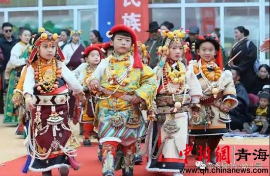 圖為雜多縣中心幼兒園開展了以“傳承非遺文化從我開始”為主題的親子活動(dòng)暨首屆民間文化游戲節(jié)。