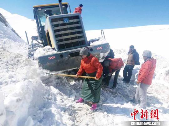 圖為普布卓瑪(左一)與養(yǎng)護(hù)工人一起抗擊雪災(zāi)，搶險(xiǎn)保通。　阿里地區(qū)公路養(yǎng)護(hù)段供圖 攝