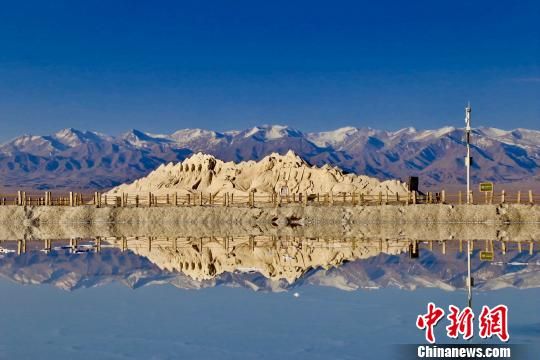 圖為“青海茶卡鹽湖”景區(qū)。（資料圖）　張?zhí)砀！z