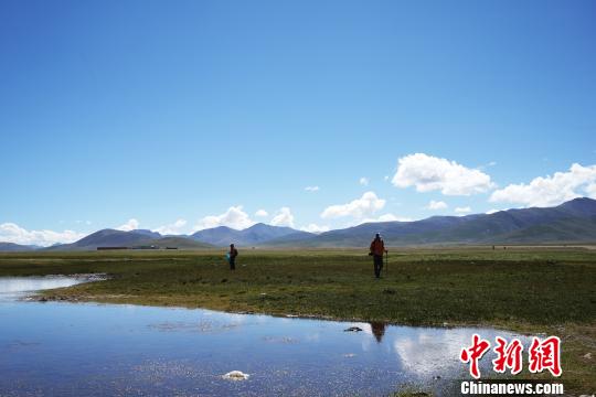 游客體驗(yàn)在藏徒步：一面是雪域美景，一面是城市巨變