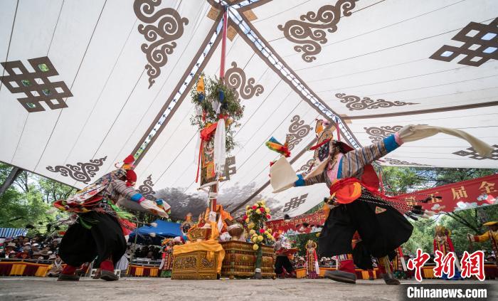 圖為2018年8月12日，西藏拉薩雪頓節(jié)期間，羅布林卡公園內(nèi)舉行的藏戲比賽吸引了眾多藏族民眾和國內(nèi)外游客前來觀看(資料圖)?！『闻罾?攝