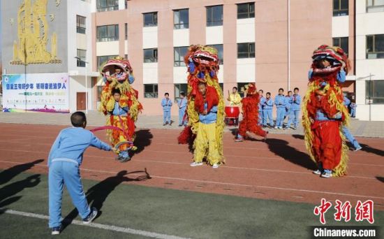 圖為西寧市陽光小學(xué)學(xué)生參加舞獅社團(tuán)?！●R銘言 攝