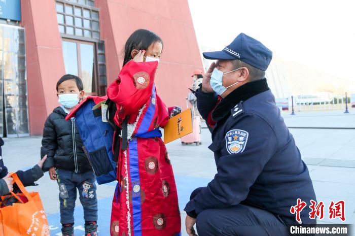 圖為小乘客向拉薩鐵路公安民警敬禮?！『铲i 攝