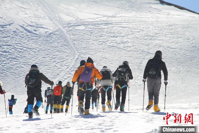 圖為2019年，普通民眾在洛堆峰體驗(yàn)登雪山活動(dòng)。資料圖 趙朗 攝