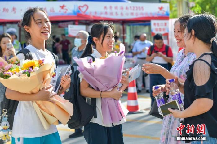 資料圖：6月10日，海南省?？谑泻Ｄ现袑W考點外，家長為剛剛走出考場的考生送上鮮花。當日，海南省2021年高考結(jié)束 。 <a target='_blank' ><p  align=