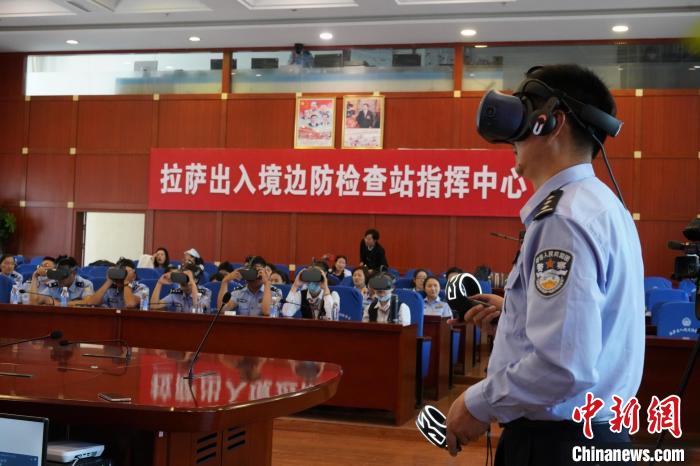 圖為移民管理警察、機場工作人員等體驗VR學黨史?！≯ㄔ?攝