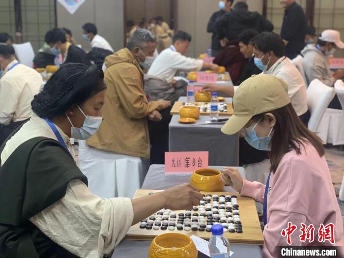 圖為參賽選手正在進行藏棋對弈。　謝牧 攝