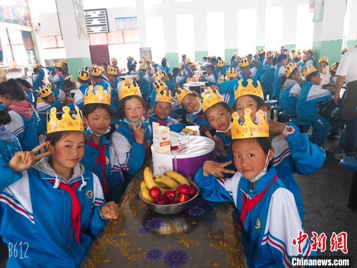 圖為加查縣安繞鎮(zhèn)小學(xué)學(xué)生集體過(guò)六一兒童節(jié)?！“怖@鎮(zhèn)小學(xué)供圖