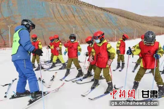 圖為天祝烏鞘嶺國際滑雪場游客享受冰雪運動樂趣。