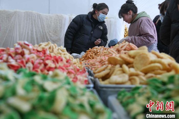 圖為拉薩市民選購(gòu)年貨“卡塞”?！∝暩聛?lái)松 攝