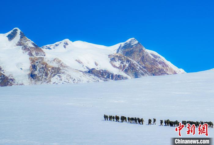 官兵攀爬、翻越、穿行在雪山。　西藏山南軍分區(qū)某團(tuán)供圖