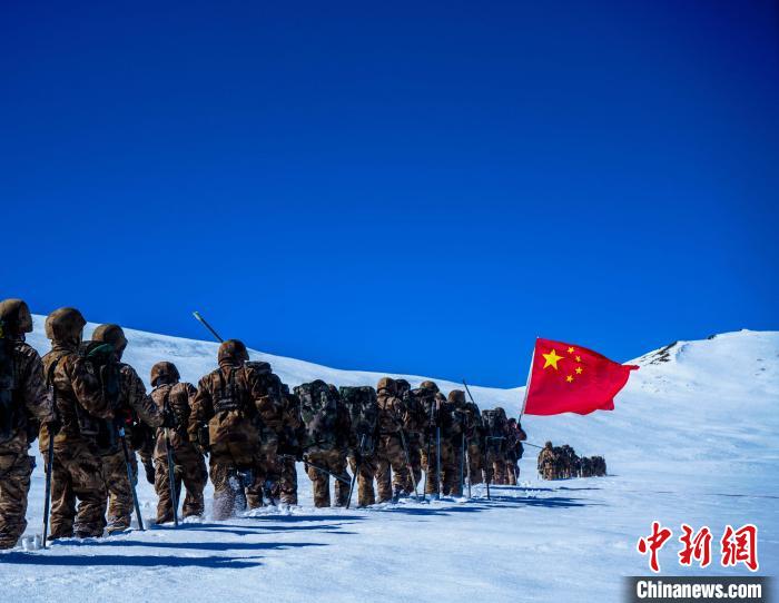 官兵攀爬、翻越、穿行在雪山?！∥鞑厣侥宪姺謪^(qū)某團(tuán)供圖