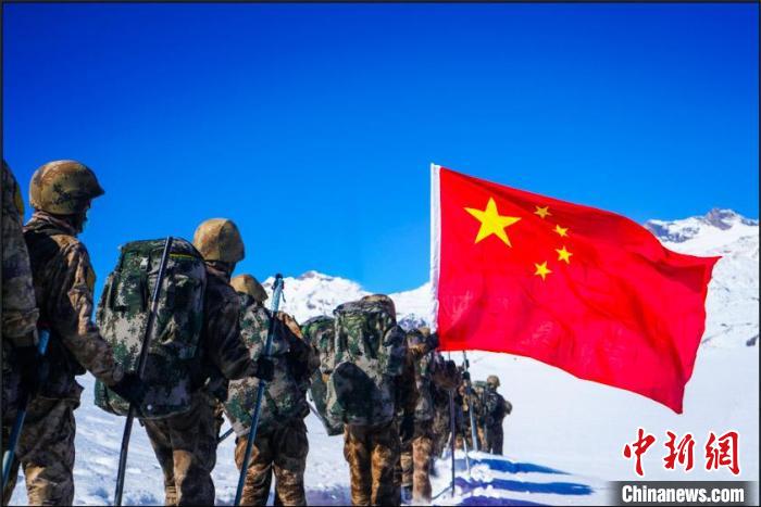 官兵攀爬、翻越、穿行在雪山。　西藏山南軍分區(qū)某團(tuán)供圖