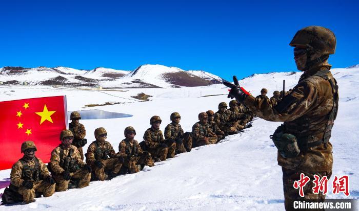 三連指導(dǎo)員蔡子琪(圖右)為官兵作二十大精神宣講。　西藏山南軍分區(qū)某團(tuán)供圖