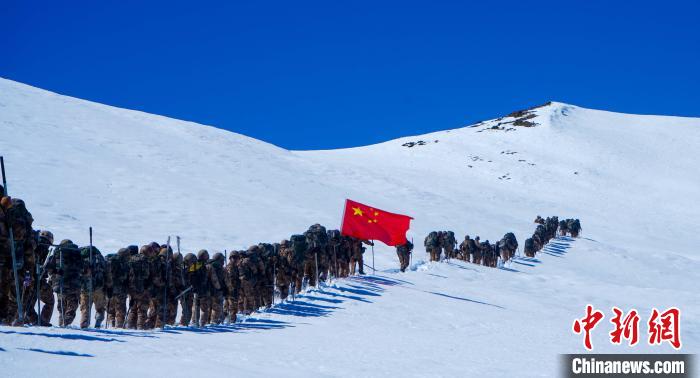 官兵攀爬、翻越、穿行在雪山?！∥鞑厣侥宪姺謪^(qū)某團(tuán)供圖